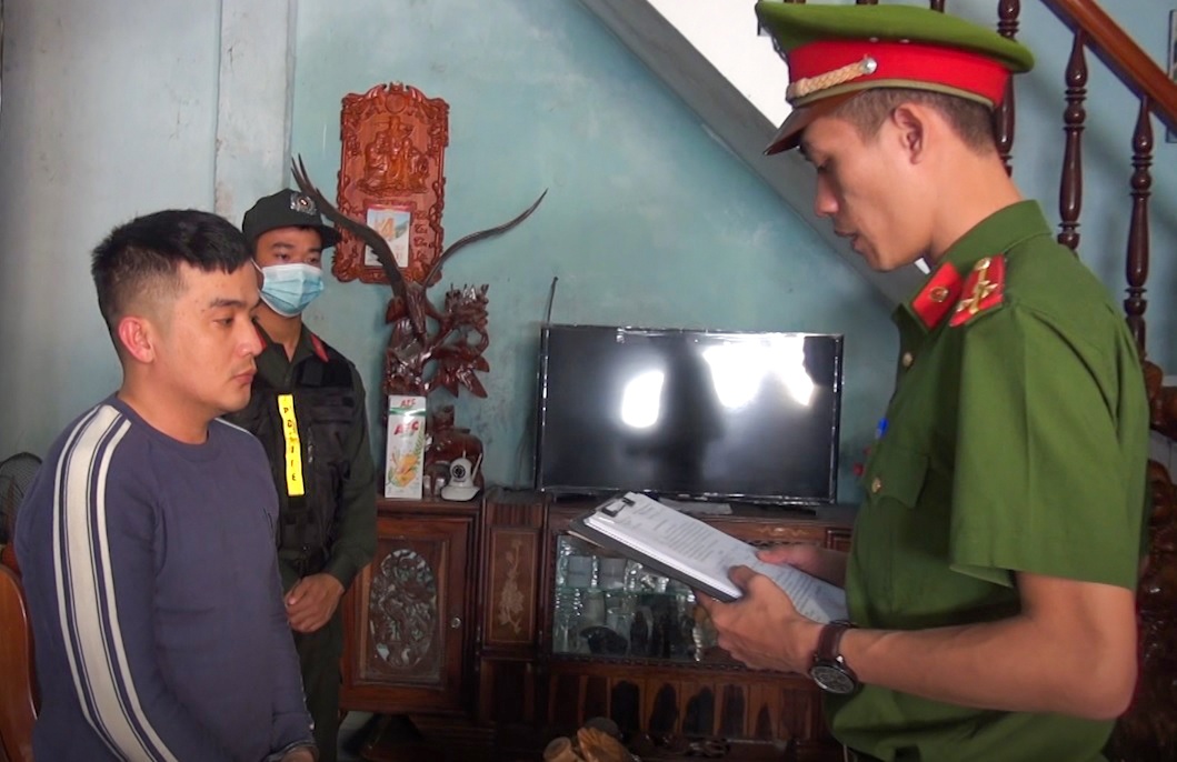 Canh sat kham xet nha 2 nghi pham lien quan vu ban nguoi hinh anh