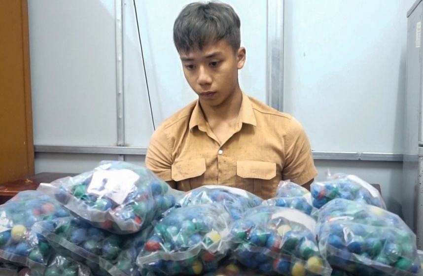 Thanh nien 18 tuoi tang tru hang nghin vien phao no hinh anh