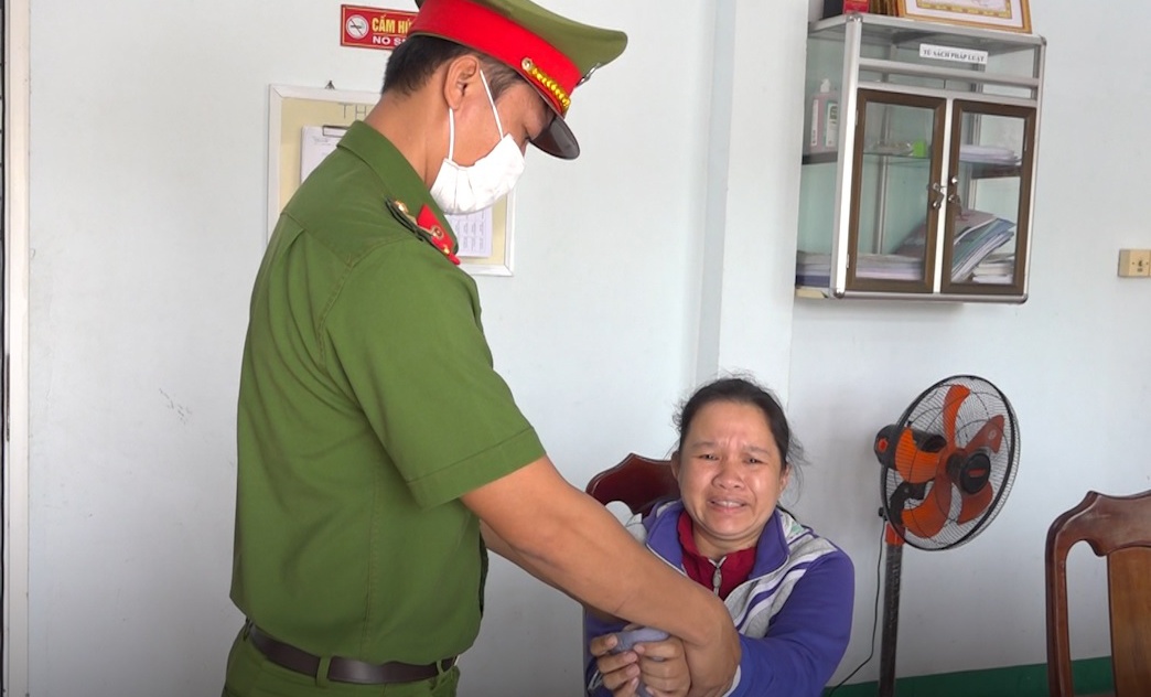 Nguoi phu nu bat khoc sau khi lua 1,2 ty hinh anh