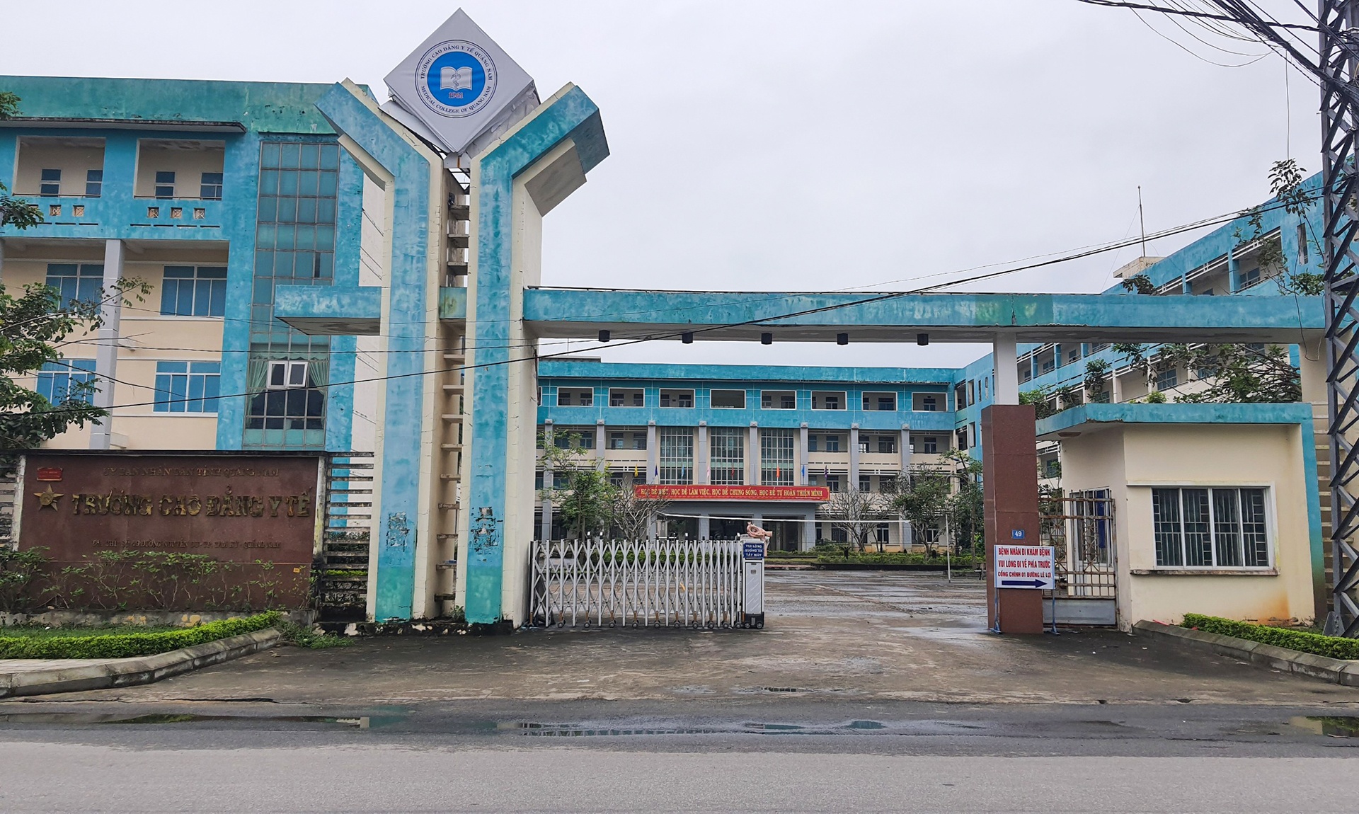 giang vien nhan tien cua sinh vien anh 1