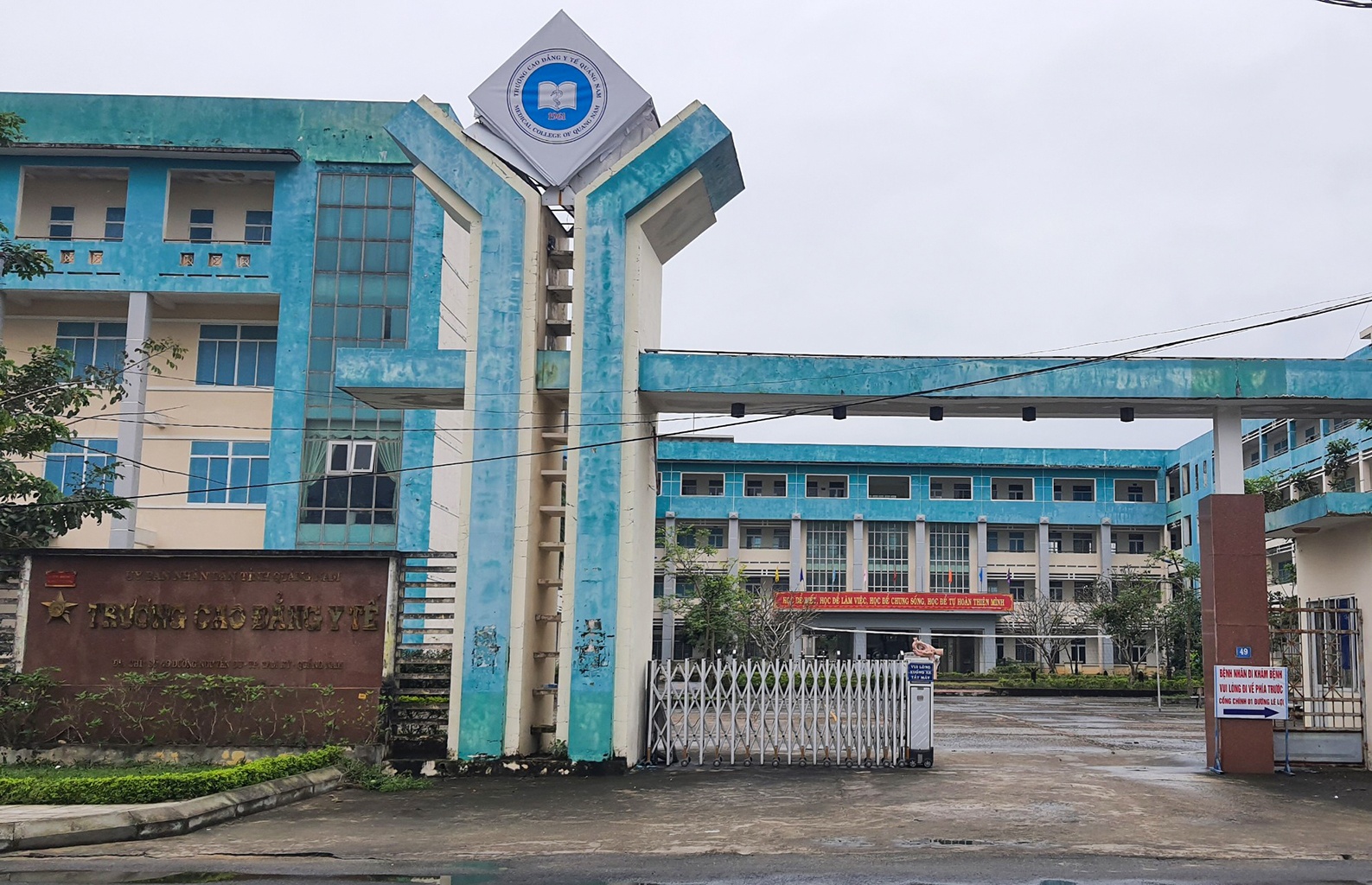 Nhan tien cua sinh vien, mot giang vien bi canh cao hinh anh