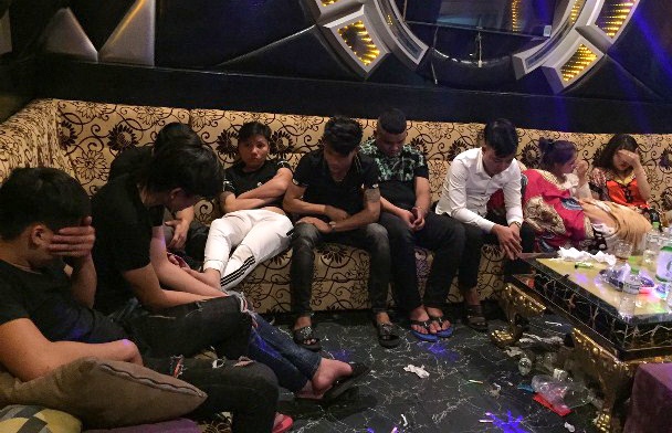 47 nguoi phe ma tuy trong 5 phong hat karaoke hinh anh