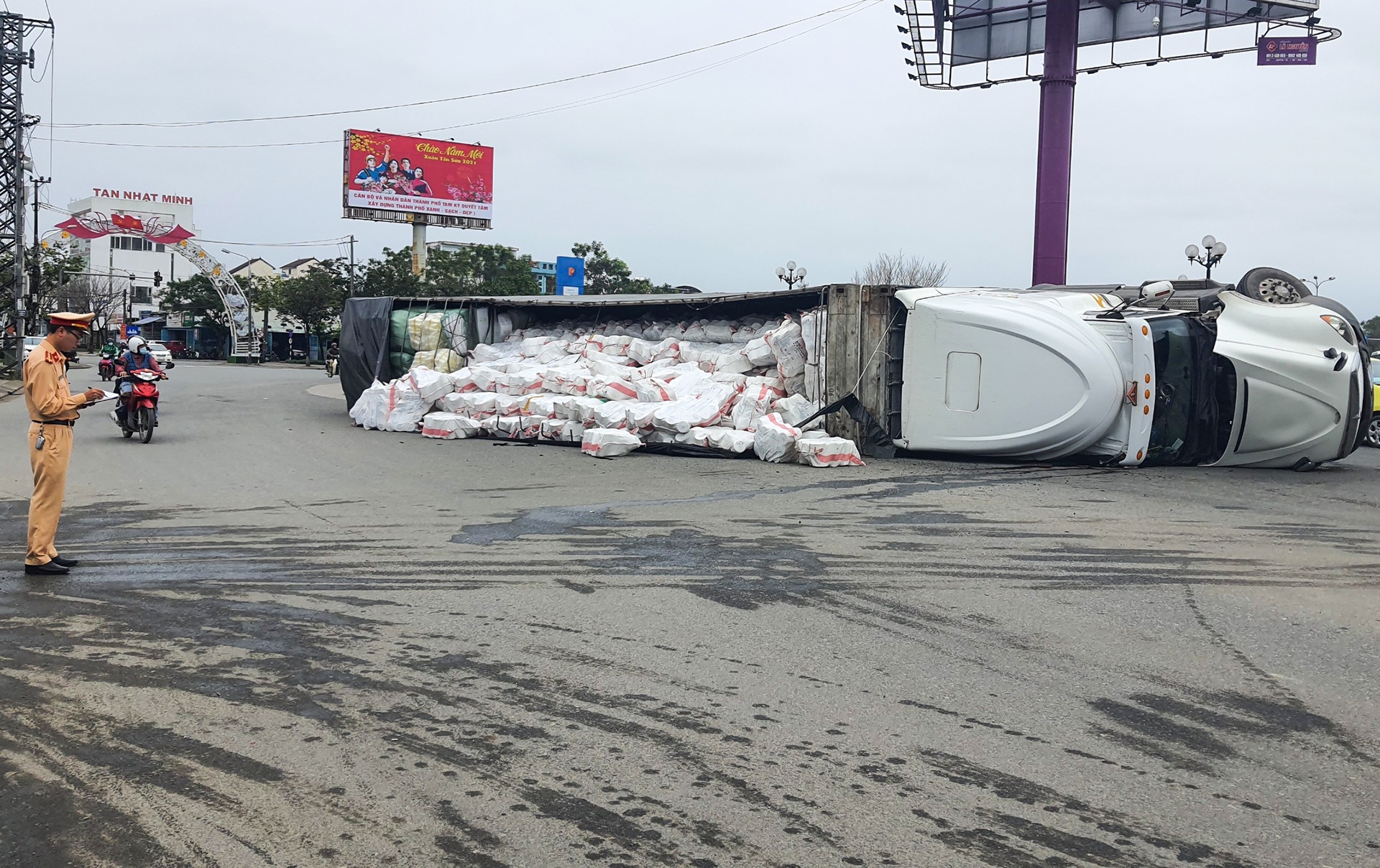 xe dau keo lat ngang tren quoc lo 1 anh 1