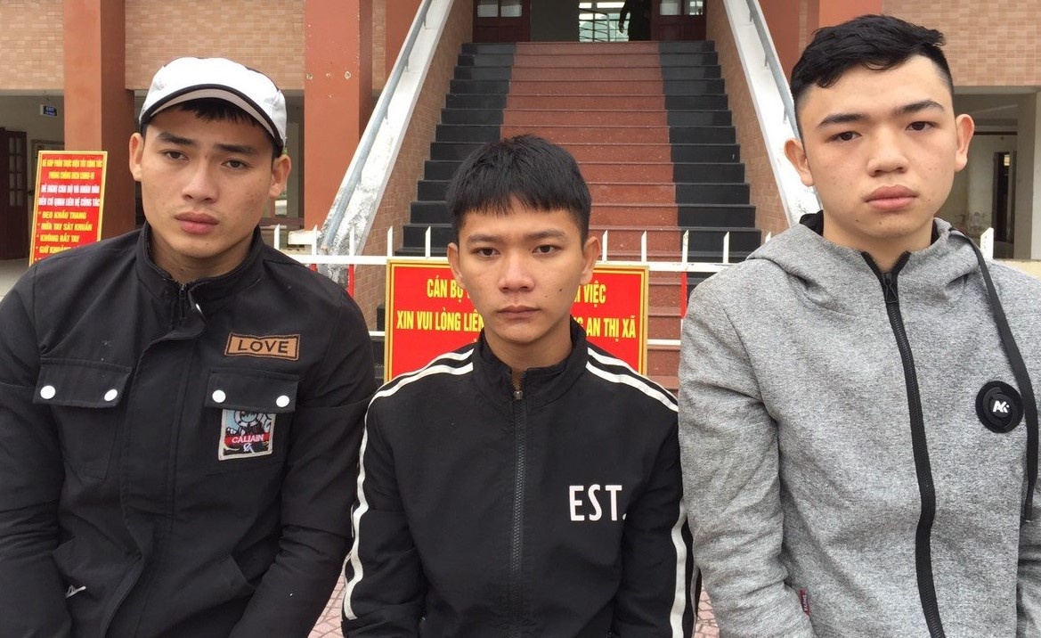 Nhom thanh nien rom khoc sau cuoc hon chien hinh anh