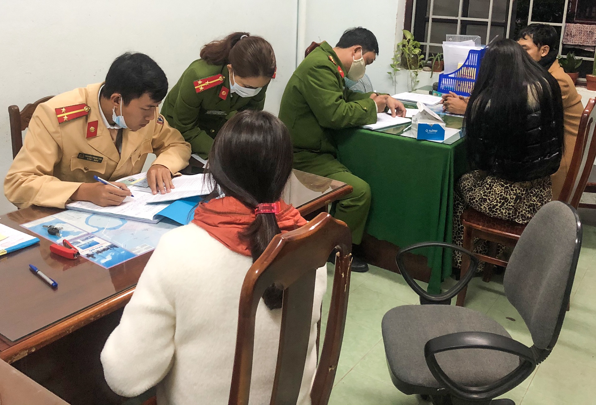 Kiem tra nong do con, phat hien tai xe duong tinh ma tuy hinh anh