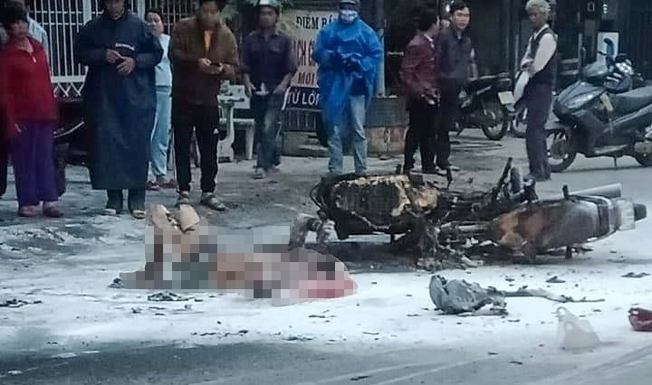 Hai xe may boc chay sau tai nan, mot nguoi bi bong hinh anh