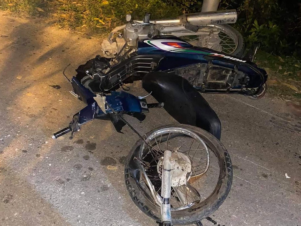 2 nguoi chet khi xe may tong oto anh 1