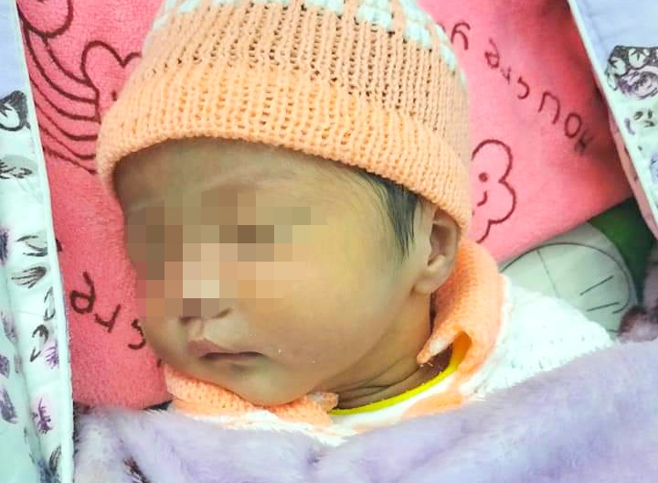 Be gai bi bo lai trong thung carton hinh anh