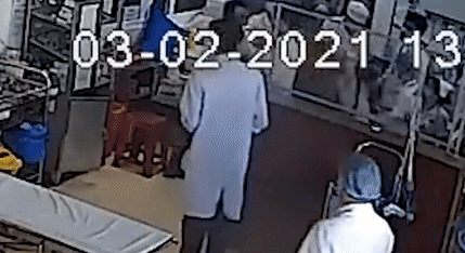 Benh nhan dam vao mat bac si hinh anh