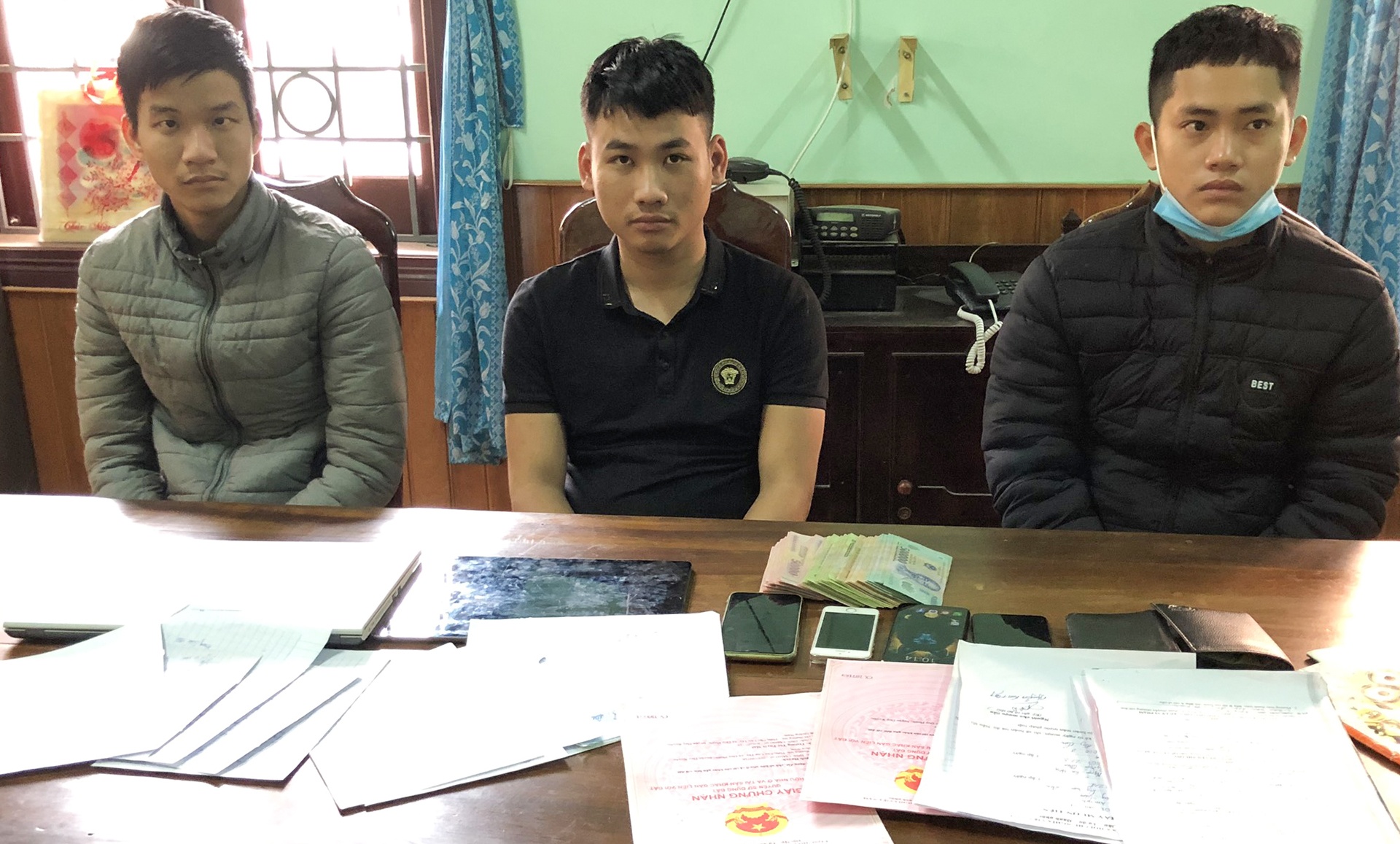 ba thanh nien lua dao 3, 9 ty anh 1