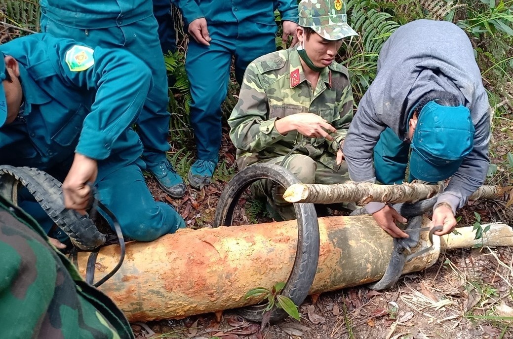 Qua bom nang 230 kg nam canh tru so uy ban xa hinh anh