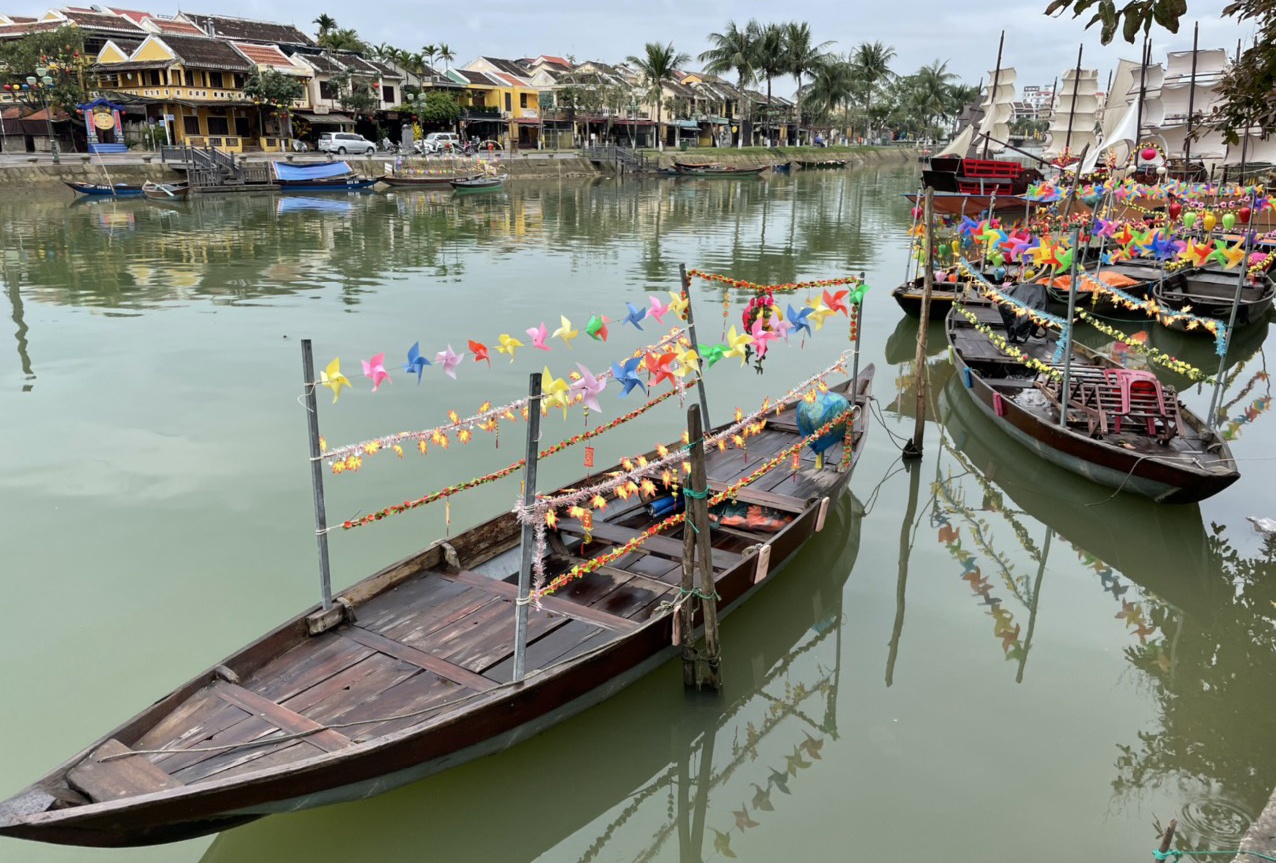 Hoi An vang khach ngay cuoi nam anh 11