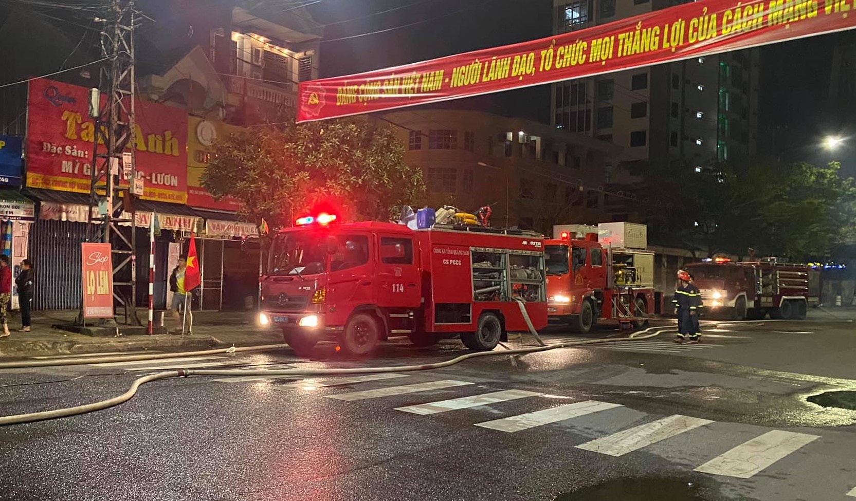 cuu chau be trong ngoi nha chay anh 1