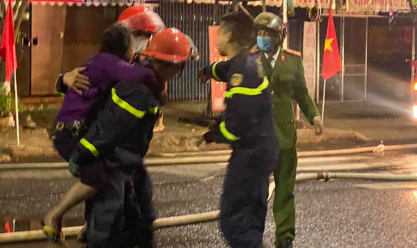 Cuu chau be 6 thang tuoi trong vu chay sang mung 4 Tet hinh anh