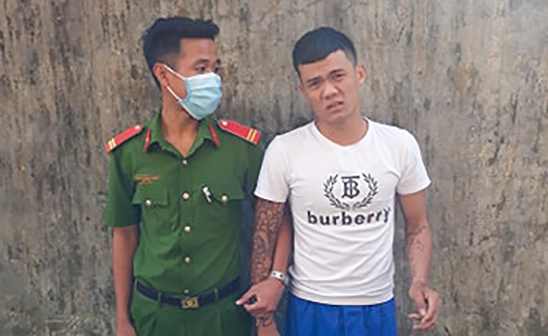 Bat ke trom vang tron duoi gam giuong hinh anh