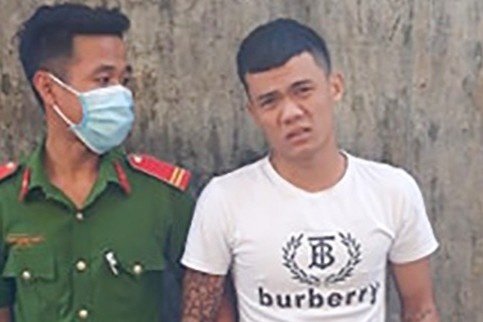 Ke trom vang, tron duoi gam giuong bi khoi to hinh anh