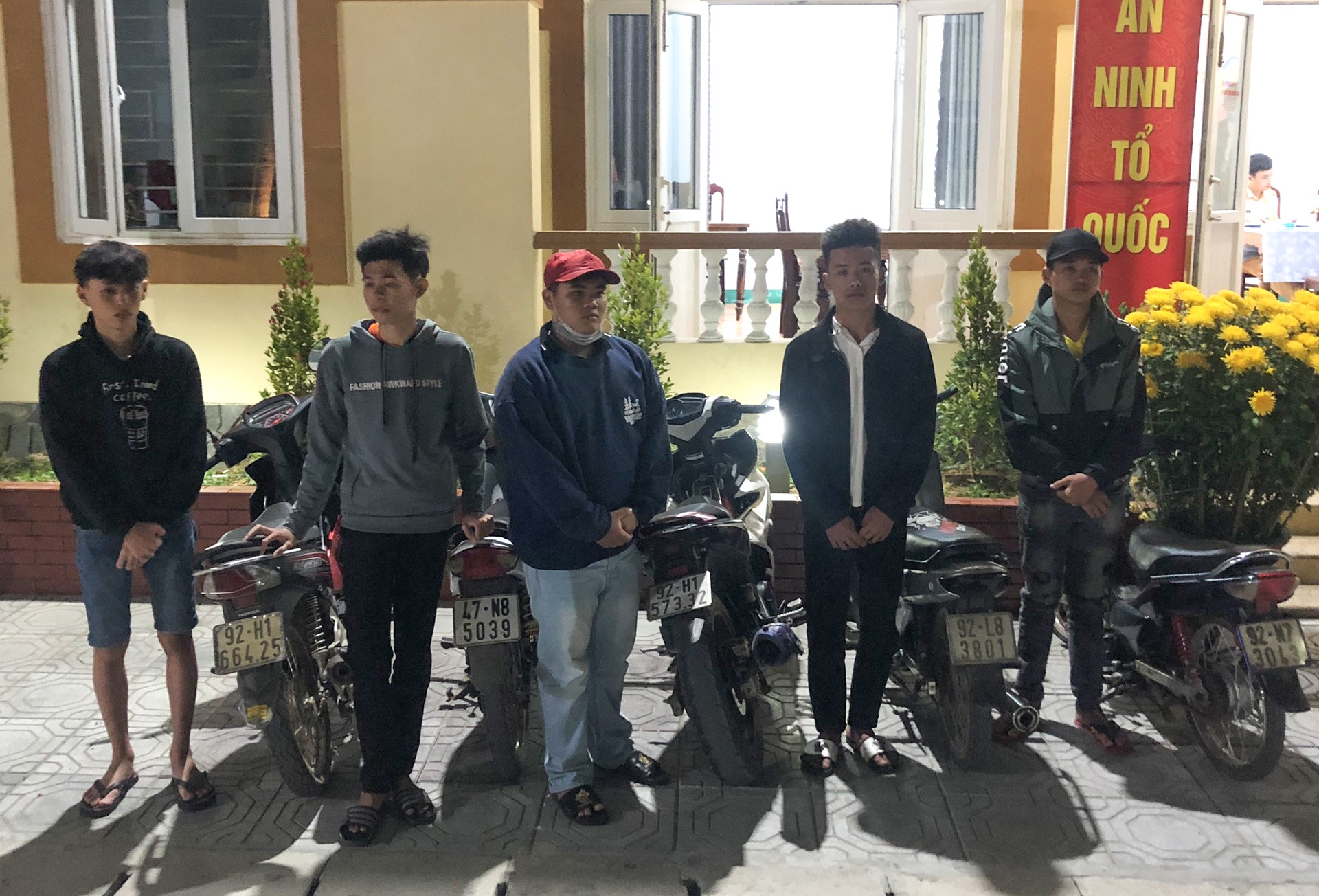 vay bat 18 thanh nien dua xe anh 1