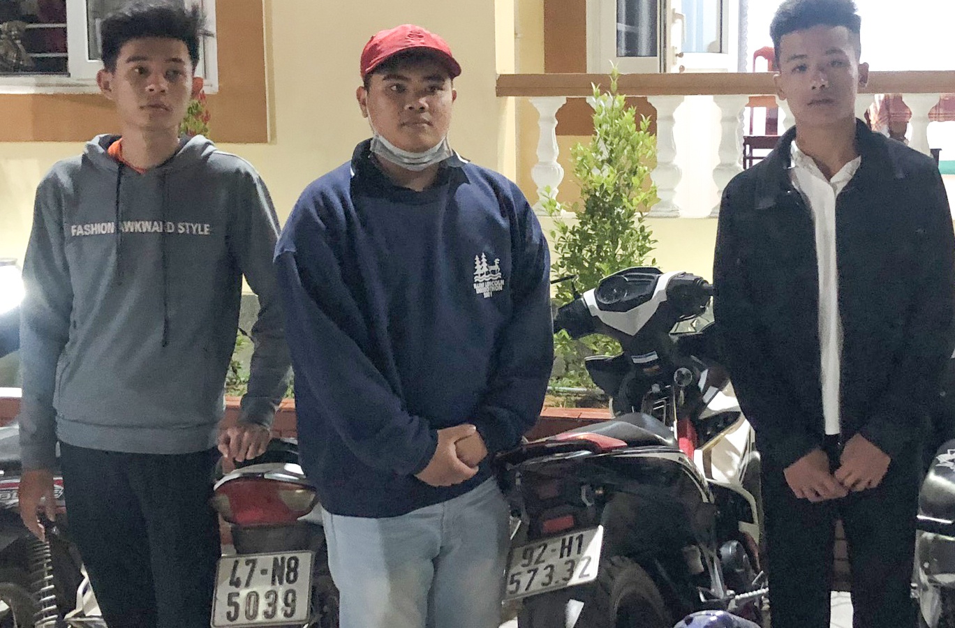 Vay bat 18 thanh nien net po nao loan khu dan cu hinh anh