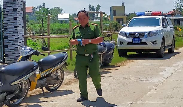 Nguoi phu nu trinh bao bi ke la vao nha danh thuoc me, cuop tien hinh anh