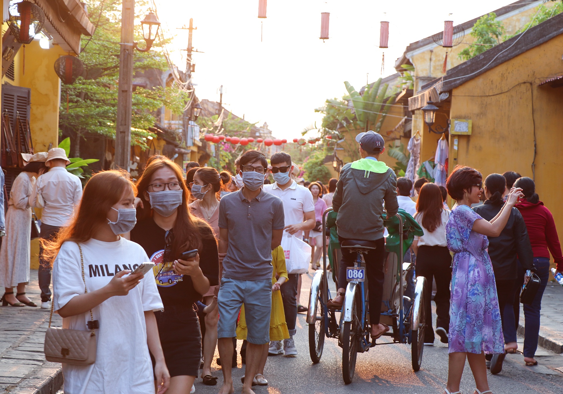 Hoi An xu phat nguoi khong mang khau trang anh 1