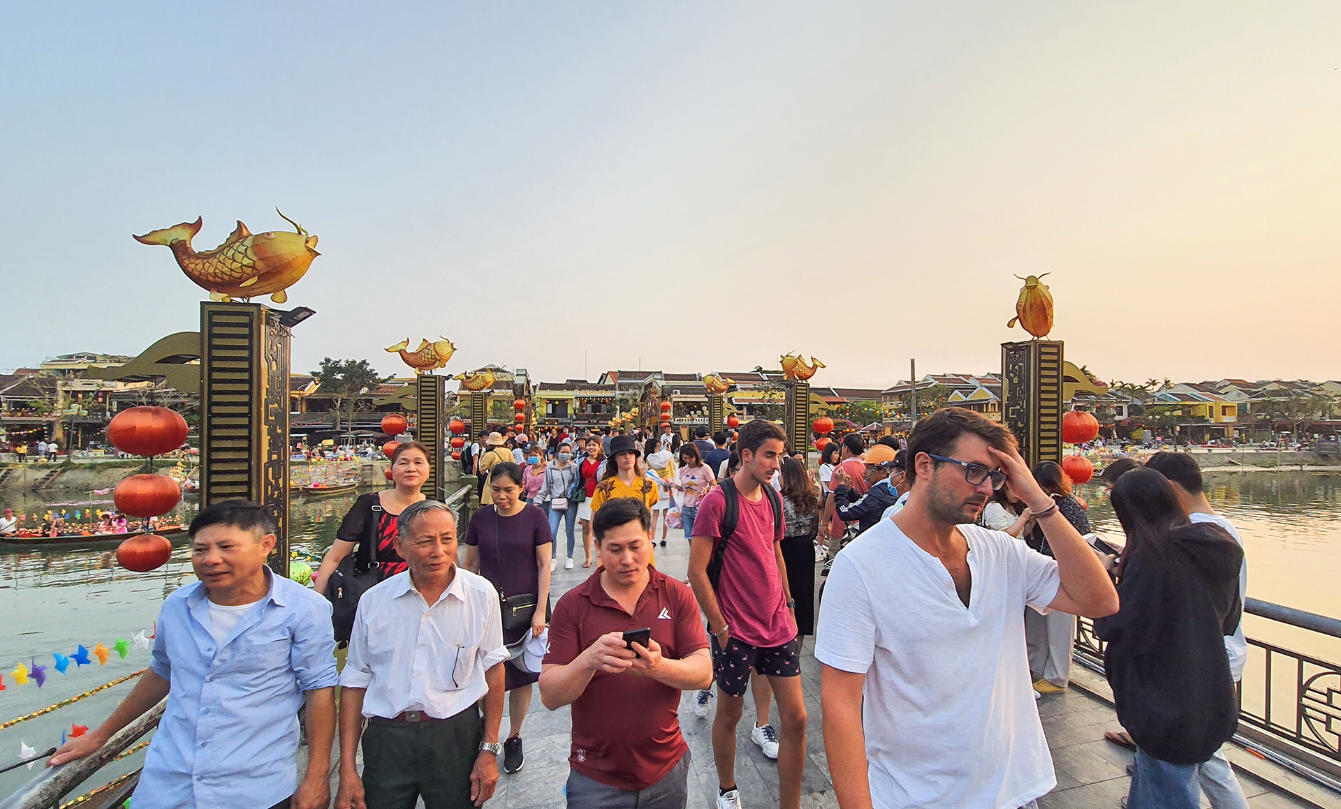 Hoi An kin khach ngay cuoi tuan anh 4