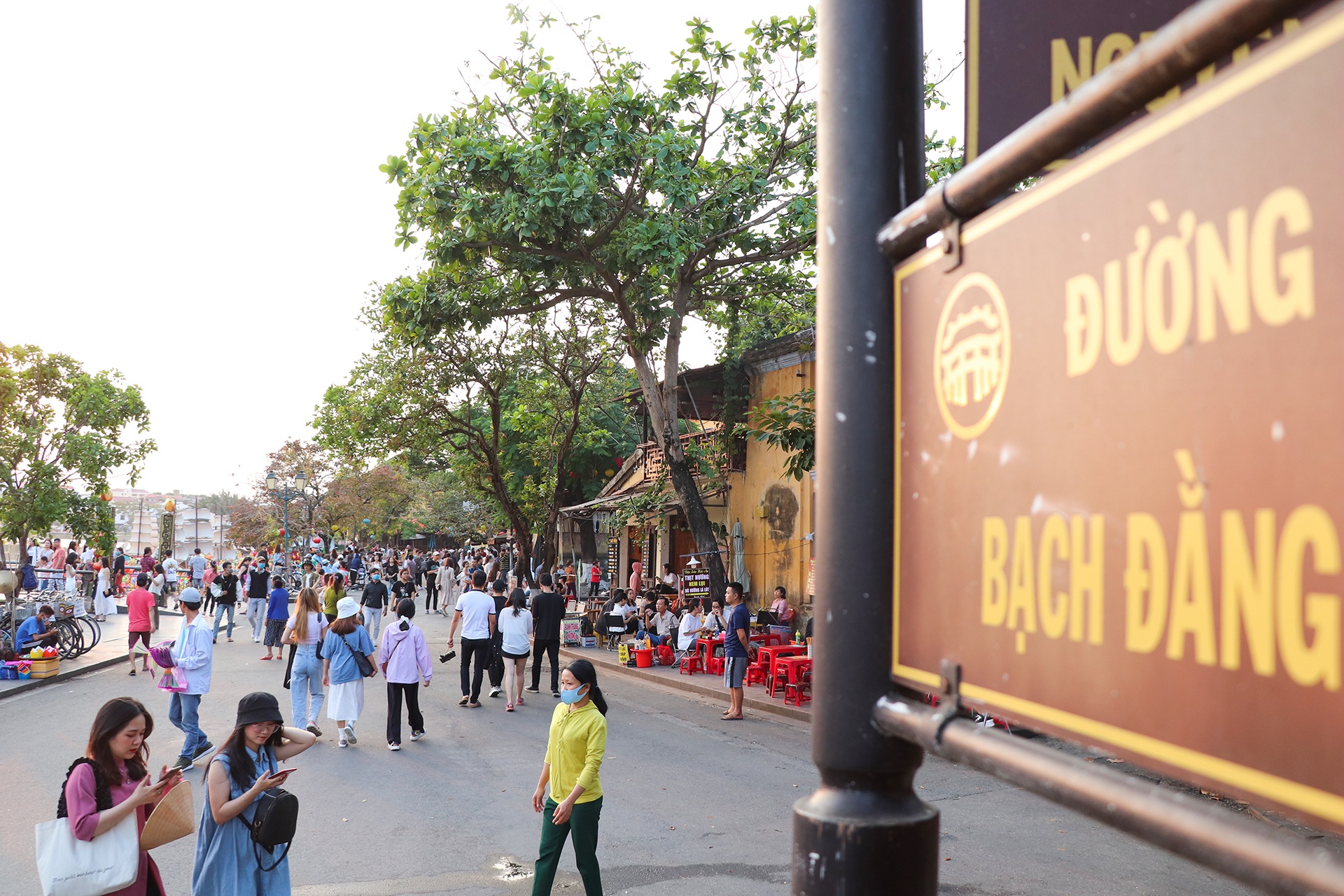 Hoi An kin khach ngay cuoi tuan anh 11