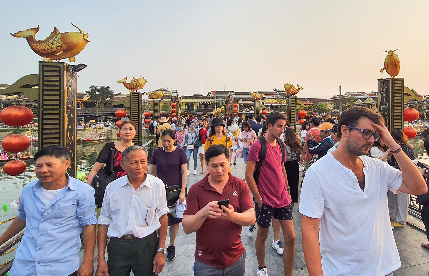 Hoi An kin du khach ngay cuoi tuan hinh anh