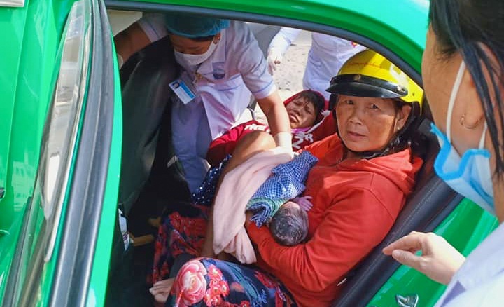 Tai xe taxi giup san phu sinh con tren xe hinh anh