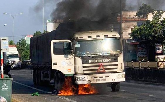 Xe dau keo chay giua quoc lo, tai xe thoat chet hinh anh