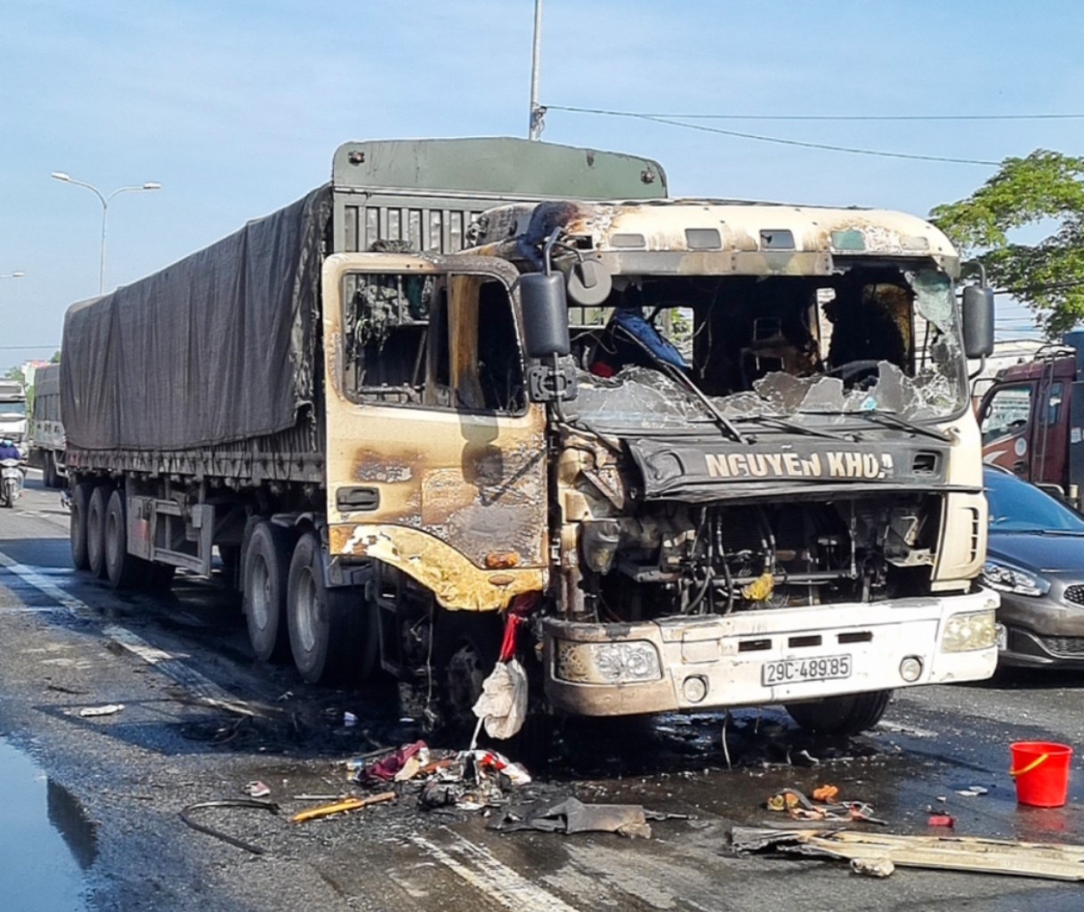 Xe dau keo boc chay tren quoc lo 1 anh 1