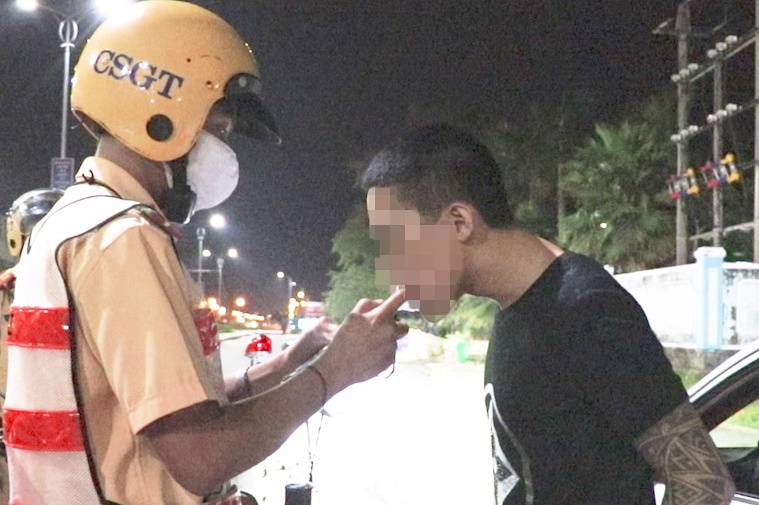 Thanh nien duong tinh voi ma tuy 'ne' chot CSGT hinh anh