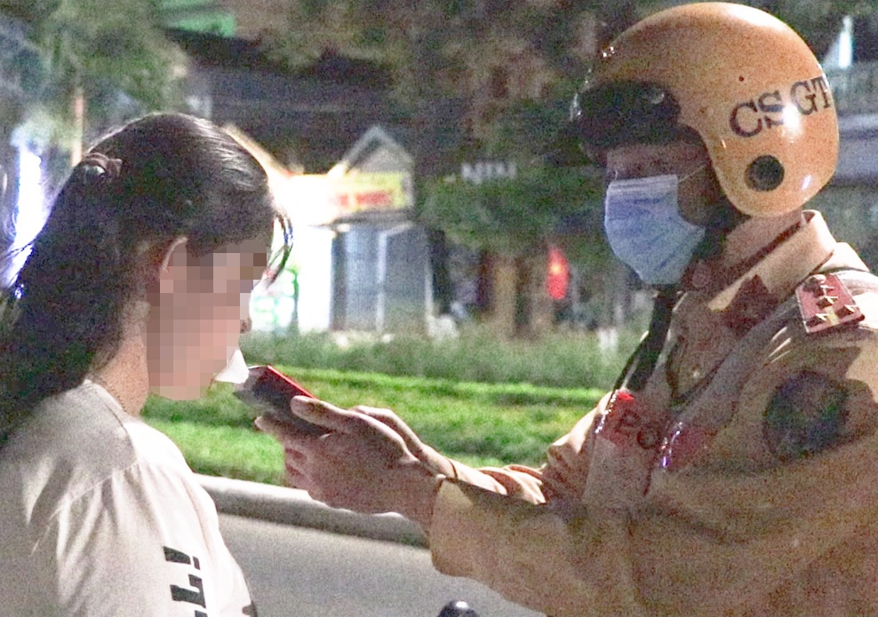 Lai xe sau khi uong 2 lon bia, co gai bi phat 2,5 trieu hinh anh