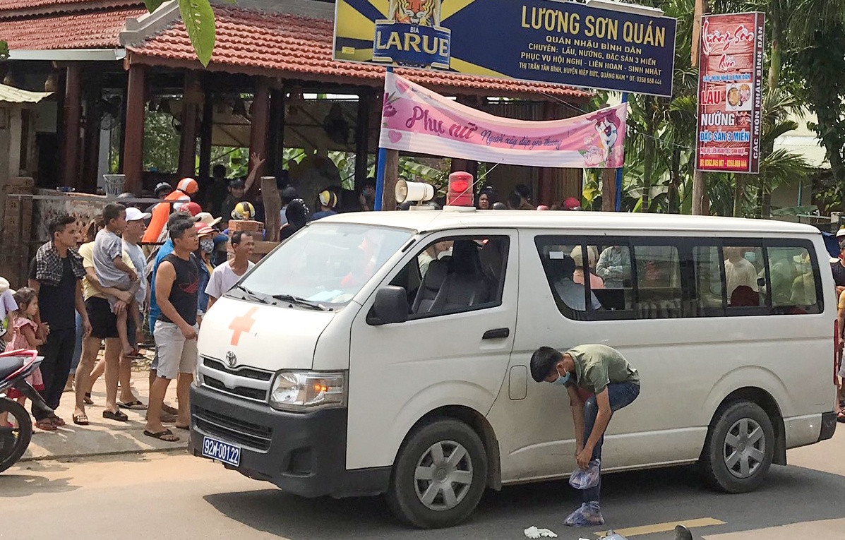 Nguoi phu nu ke luc bi chong cu chem vao dau hinh anh