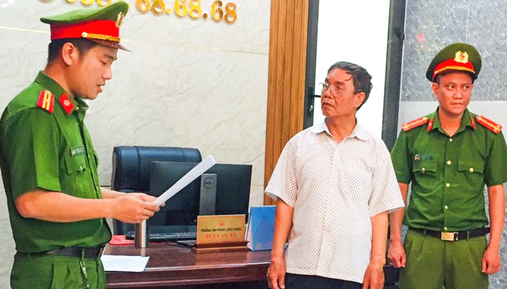 Cong chung vien bi bat vi giup nguoi chiem doat 13,7 ty hinh anh