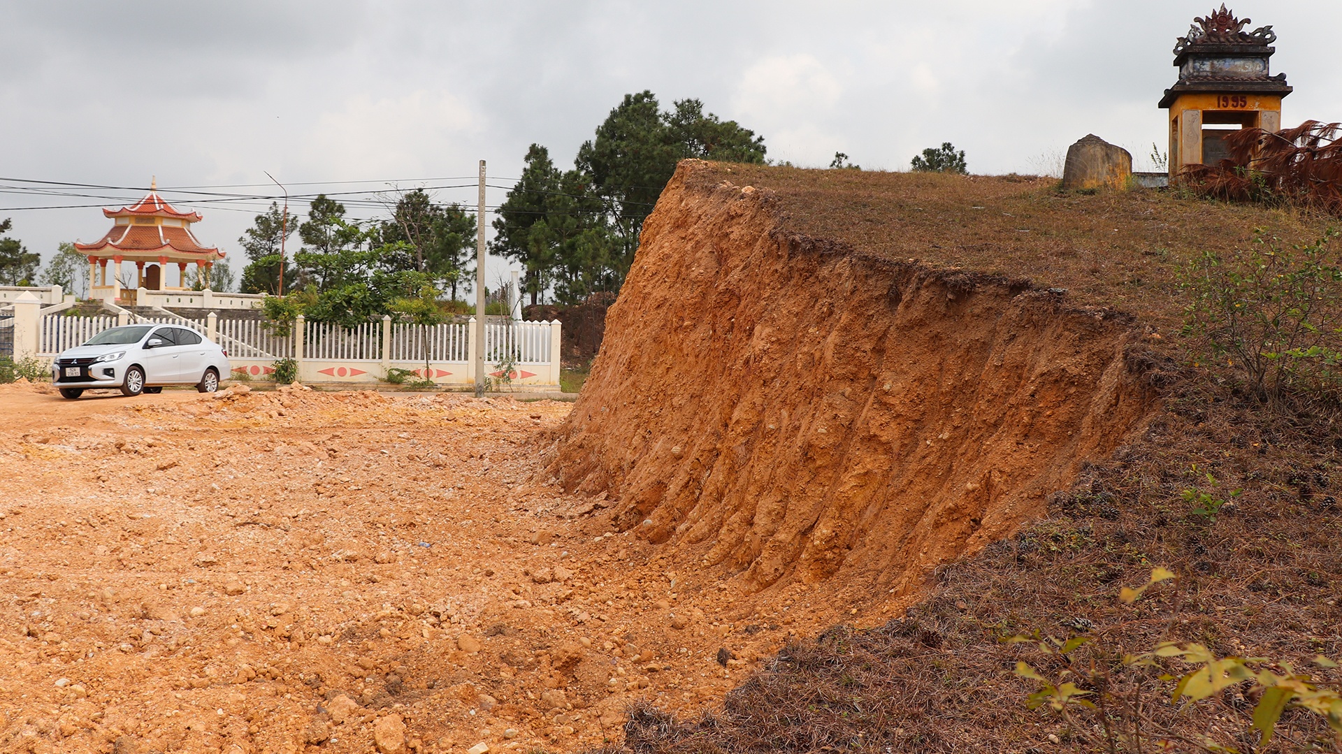 UBND xa vi pham phap luat khi tuy tien pha doi, khai thac dat hinh anh