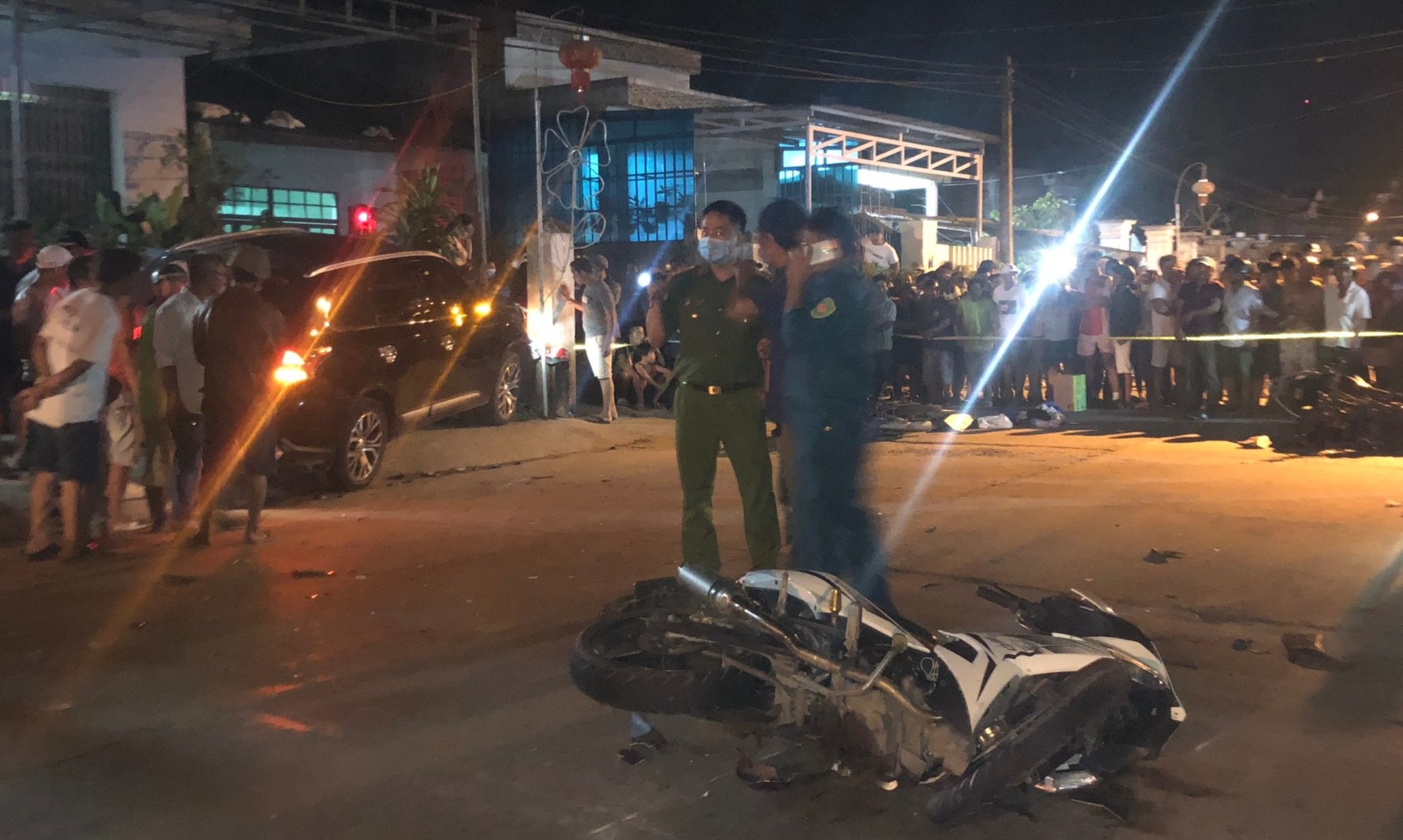 Oto tong truc dien 4 xe may o Quang Nam, 2 nguoi chet hinh anh