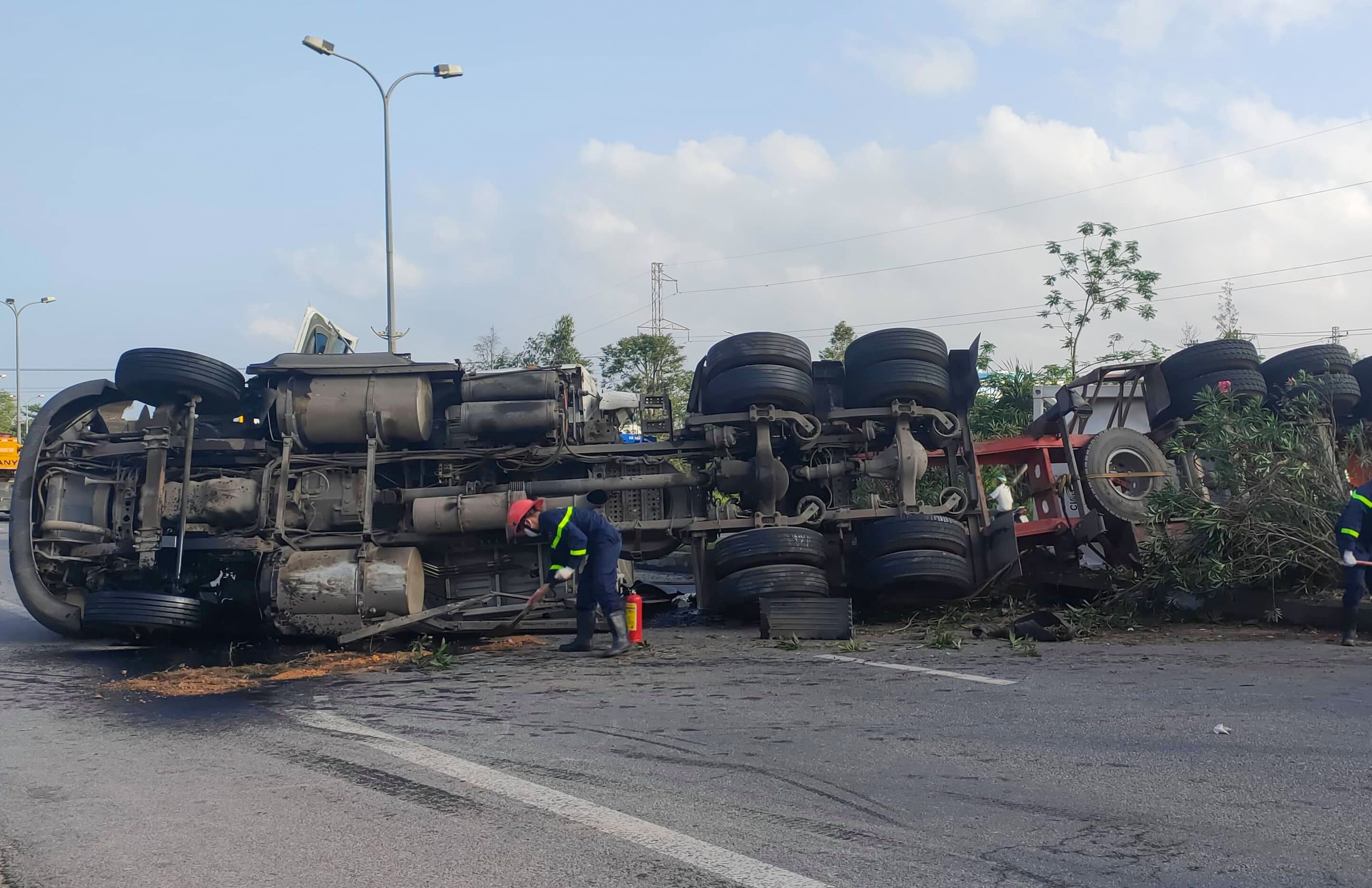 Xe container lat tren quoc lo 1, dau tran ra duong hinh anh