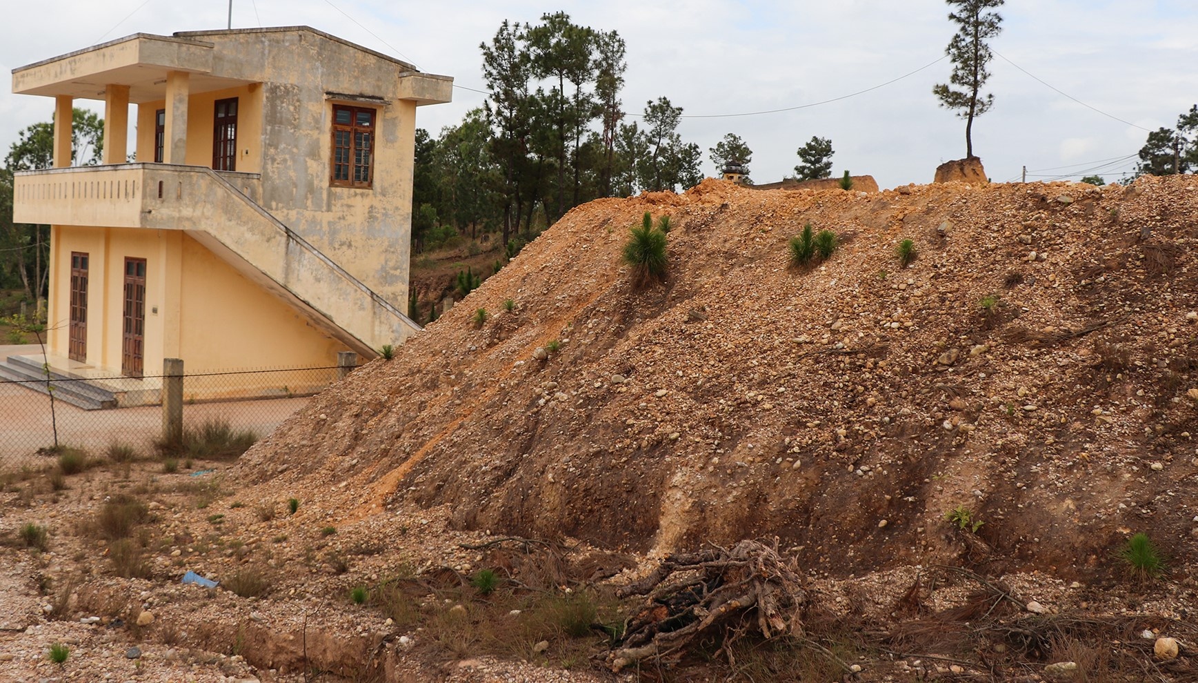 UBND xa tu y khai thac dat phong ho khi chua co giay phep hinh anh