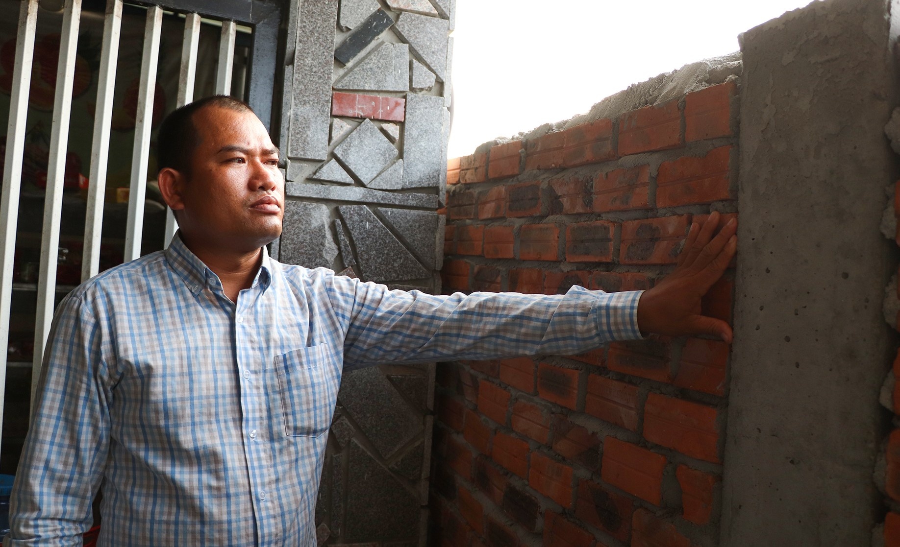 Chu tich huyen yeu cau kiem tra vu xay tuong chan cong nha hang xom hinh anh