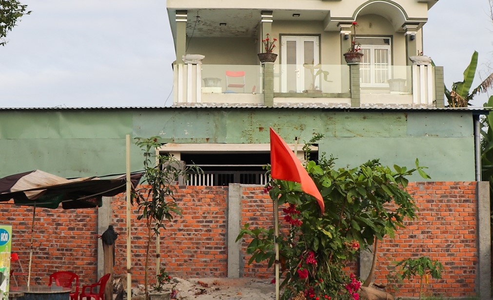 Ong Tai khong sai khi xay tuong chan cong nha hang xom hinh anh