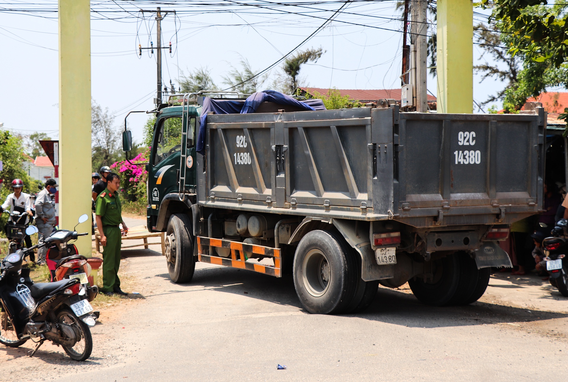 xe tai tong 2 be gai tu vong anh 1