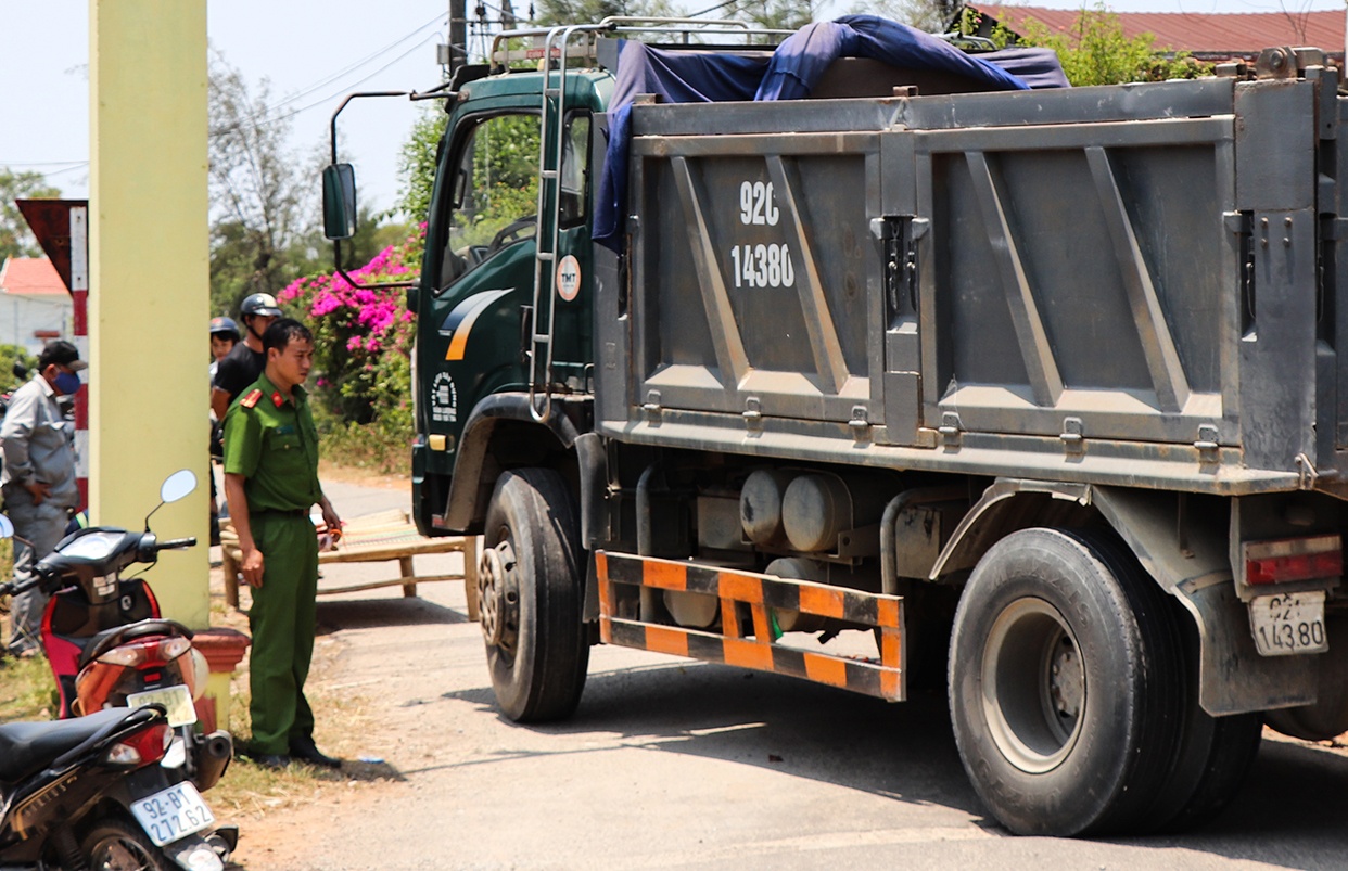 Hai hoc sinh lop 2 bi xe tai can tu vong hinh anh