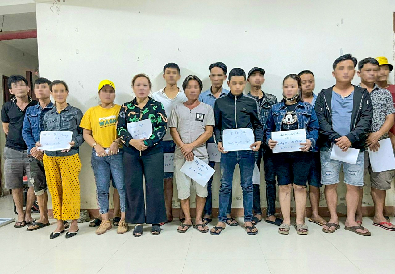 9 người đánh bạc dưới hình thức xóc đĩa ảnh 1 9 nguoi danh bac duoi hinh thuc xoc dia anh 1