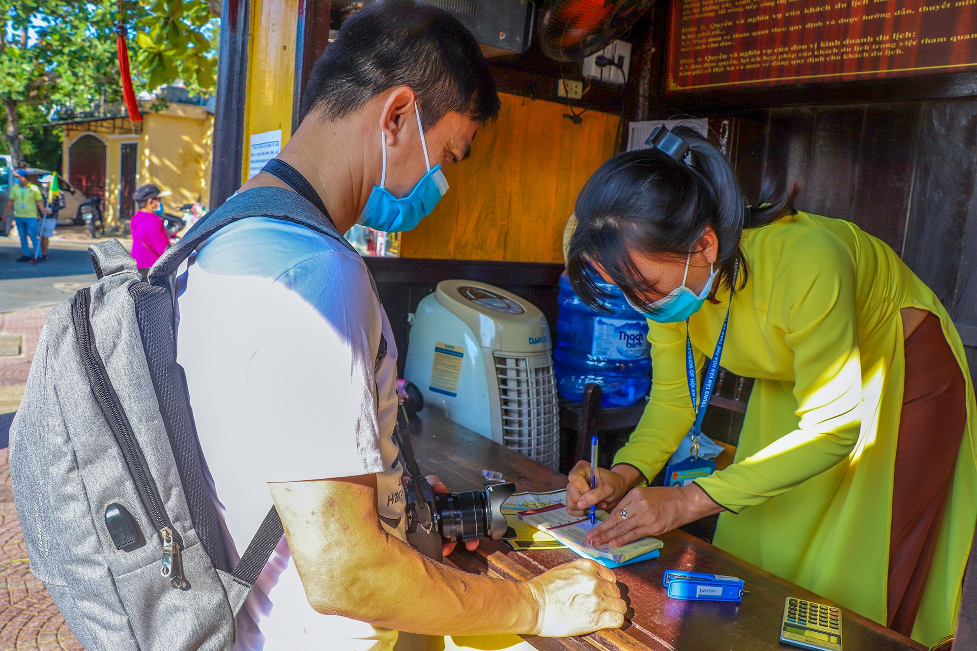 Hoi An kin du khach ngay le anh 4