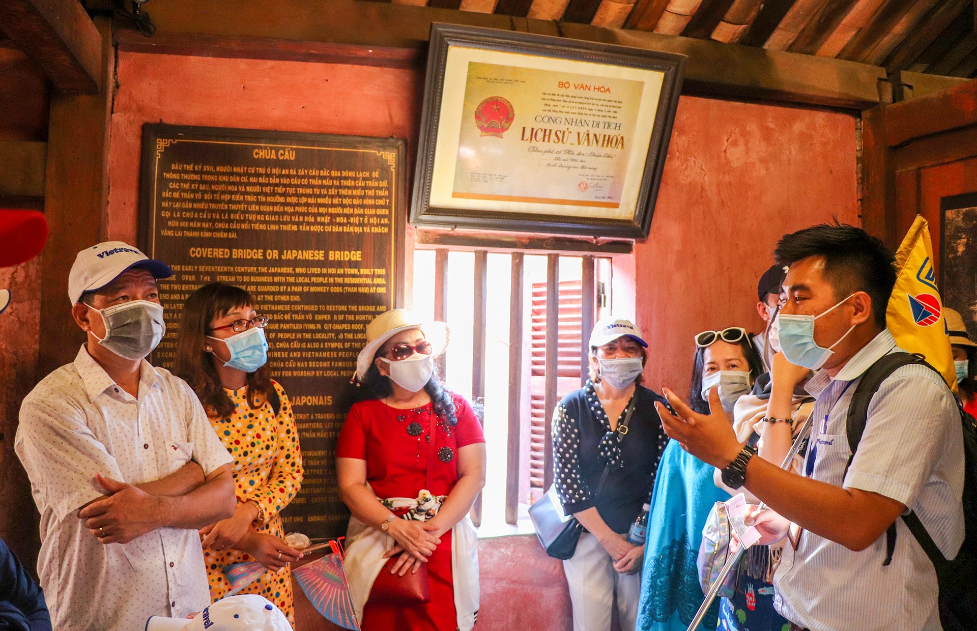 Hoi An kin du khach ngay le anh 6