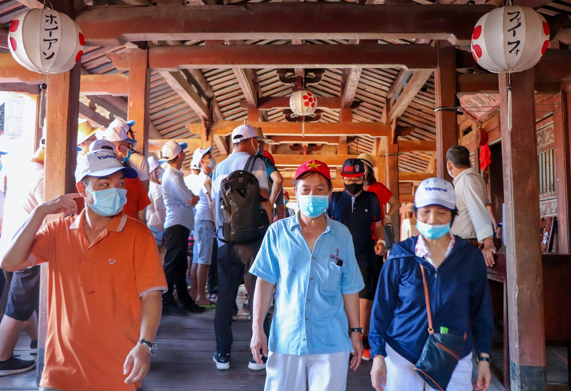 Hoi An kin du khach ngay le anh 5