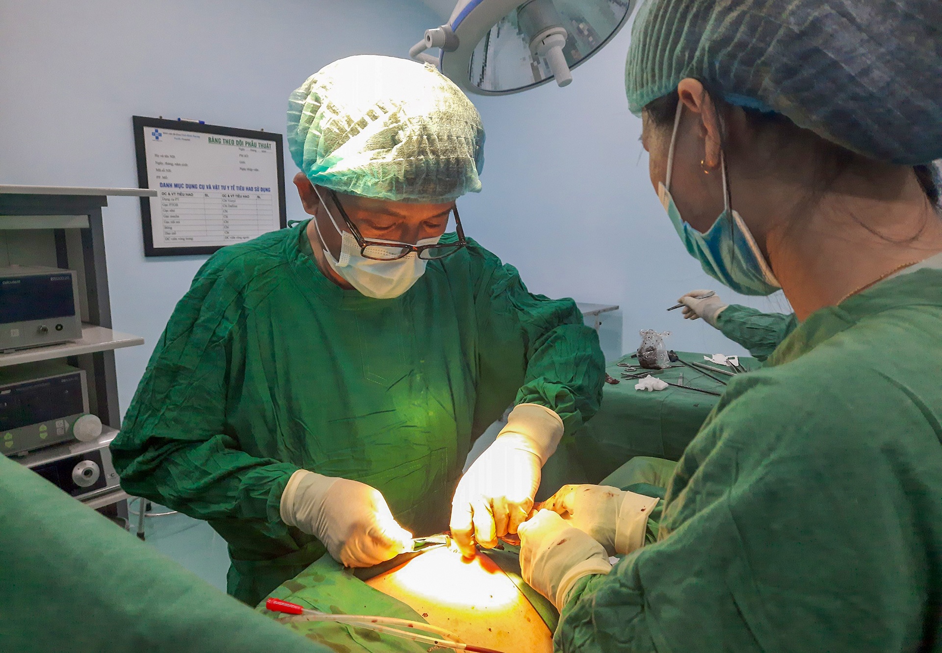 lấy hơn 200 viên sỏi trong bụng người phụ nữ ảnh 1 lay hon 200 vien soi trong bung nguoi phu nu anh 1