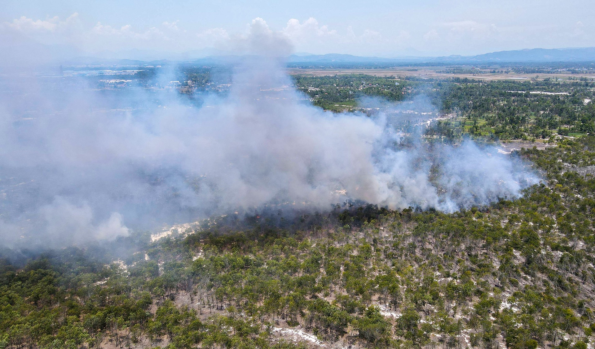 Hon 100 nguoi dap dam chay rung suot 5 gio hinh anh