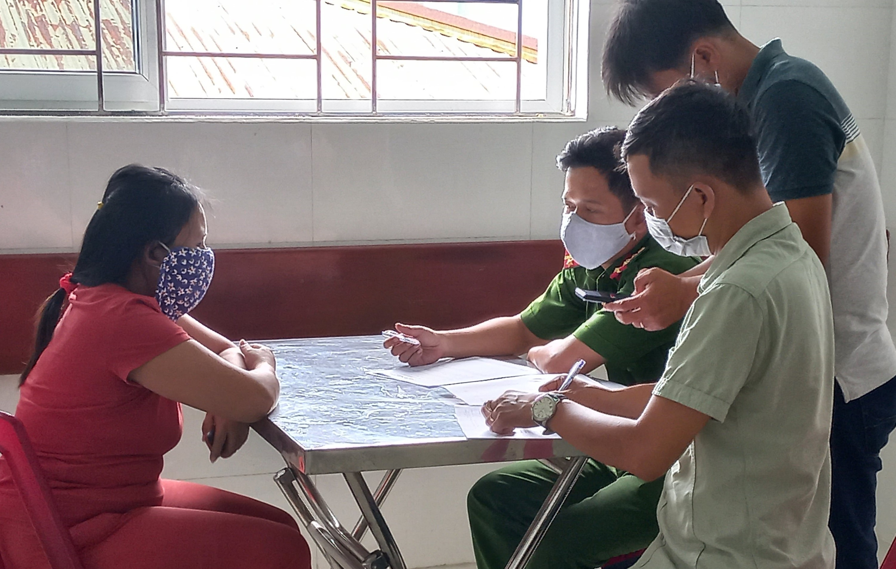 Nguoi phu nu danh con trai 11 thang tuoi tai benh vien hinh anh