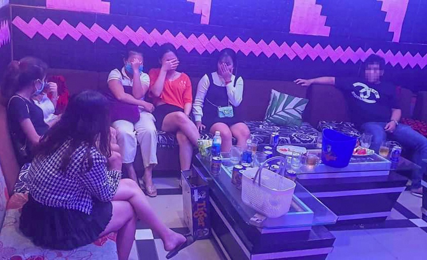 xử phạt chủ quán karaoke đón khách ảnh 1 xu phat chu quan karaoke don khach anh 1